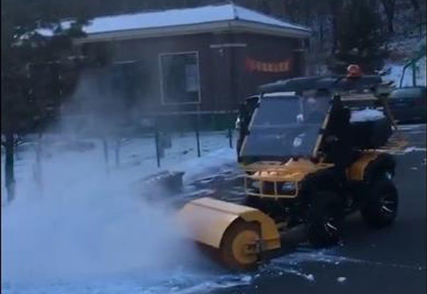 掃雪機清掃道路